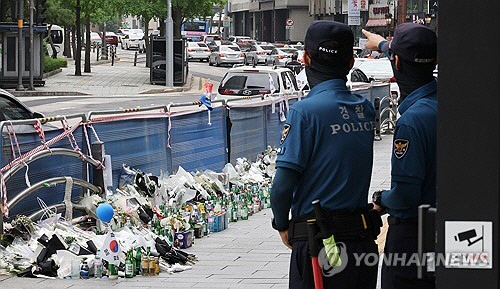 7일 시청역 인근 역주행 사고 현장에 추모 꽃 등이 놓여 있다.    [연합뉴스]